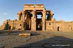 Guarda dalla Great Court dell'esterno Pronao, tempio di Kom Ombo, Egitto.