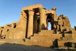 Affreschi e colonne da un lato, il tempio di Kom Ombo, Egitto.