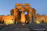 Facciata del tempio di Kom Ombo, illuminazione notturna, Egitto.