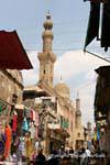 Minareto e la cupola della moschea di Khan el-Khalili, vista dal souk, Cairo, Egitto.