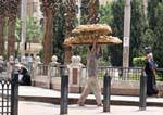 Titolare pane sulla testa, Cairo, Egitto.