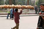 Cairo, piatto di legno sulla testa di chi lo indossa di pane, Egitto.