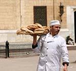 Il fornaio e il pane tipico piatta, Cairo, Egitto.