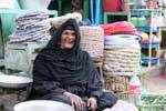 Laugh mercante vestire localmente, Luxor, Egitto.