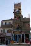Incredibile la costruzione di una casa pendente a quattro piani, Luxor, Egitto.