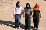 Ragazze che camminano a Luxor, Egitto.