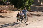 Tre bambini con una moto, Luxor, Egitto.