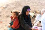 La madre e il bambino con piumoni Via Luxor, Egitto.