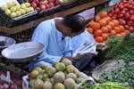 La lettura del mercato dei quotidiani a Luxor, Egitto.