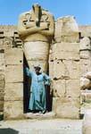 Statua faraone senza testa e mantiene baffi, tempio di Karnak, Egitto.