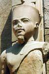 Statua di Amon a fronte di Tutankhamon, tempio di Karnak, Egitto.
