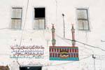 Pittura murale e persiane sulla facciata di una casa, Qurna, Egitto.