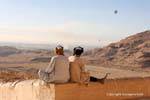 La meditazione prima che il paesaggio e i resti del tempio di Mentuhotep II, Deir el-Bahari, Egitto.