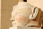 Rotto testa di profilo, scultura del tempio di Hatshepsut, Egitto.