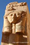 Orecchie Hathor rappresentazione di mucca su una colonna scanalata, Tempio di Hatshepsut, Egitto.