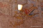 Hathor testa di mucca che lecca una mano reale, Tempio di Hatshepsut, Egitto.