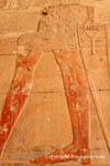 Gambe e piedi color, frammento sollievo, Tempio di Hatshepsut, Egitto.
