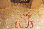 Tempio di Hatshepsut, Cappella di Anubi, offrendo a parete policrome Horus, Egitto.