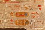 Cartucce e simboli geroglifici dipinti tempio di Hatshepsut, Egitto.