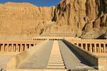 La rampa dalla terrazza superiore, Tempio di Hatshepsut, Egitto.