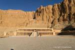 Portici visto dal secondo cortile, Tempio di Hatshepsut, circo Deir el-Bahari, Egitto.