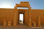 Porta in granito rosa, chiamato Amon gli splendidi monumenti, vista dall'interno del cortile dietro il terzo frame, Tempio di Hatshepsut, Egitto.
