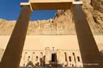 L'accesso al portico davanti al santuario di Amon, Hatshepsut, quinta regina della XVIII dinastia, Egitto.
