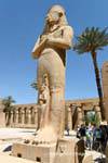 Statua di Ramses II usurpato da Pinedjem I, Tempio di Karnak, Egitto.