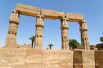 Colonne di loto chiuso, città di Mut, tempio di Karnak, Egitto.