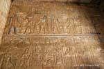 Fresco di dei e faraone con residui di vernice, tempio di Karnak, Egitto.