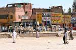 I negozi turistici nel sito all'uscita di Karnak, Egitto.