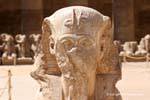 Faraone sfigurato statua, tempio di Karnak, Egitto.