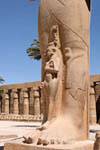 Lla principessa Bentata, posto tra le gambe di Ramses II (Bent-Anat), Tempio di Karnak, Egitto.