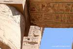 Geroglifici di colore su un architrave, tempio di Karnak, Egitto.