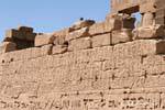Geroglifici pannello scolpito su un muro, Tempio di Karnak, Egitto.