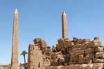 Obelischi di Hatshepsut e Tuthmosis cortile tra il terzo e il quarto pilone, tempio di Karnak, Egitto.