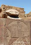 Scarab fatta di granito rosa dal faraone Amenhotep III, nei pressi del lago sacro del tempio di Karnak, Egitto.