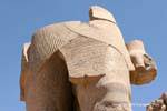 Focus sul frammento di una scultura colossale, tempio di Karnak, Egitto.