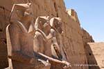 Il gruppo di tre statue, settimo pilone, tempio di Karnak, Egitto.