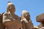 Due dei quattro colossi di granito rosa che incorniciano la porta del settimo pilone, tempio di Karnak, Egitto.