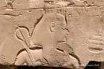 Re tiene il bastone o croce heka con il flagello, Karnak, Egitto.