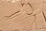 Frammento di sollievo, il braccio che tiene le redini, Tempio di Karnak, Egitto.