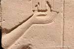 Mano che tiene un frammento di rilievo offerta, tempio di Karnak, Egitto.