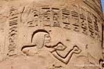 Rilievo su una colonna della grande sala ipostila, Karnak, Egitto.