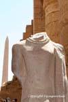 Statua acefala indossa una collana, tempio di Karnak, Egitto.