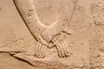Eleganza di arte egizia, le mani si incontrano, Karnak, Egitto.