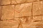 Ginocchia Sethi facendo un'offerta, tempio di Karnak, Egitto.