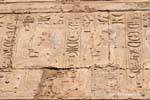 Segni di colore sul seduti tenendo Faraoni era lo scettro, emblema del Nome di Tebe, Karnak, Egitto.