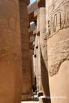 Tra le colonne della sala ipostila del quartiere fieristico di Amun-Re, Karnak, Egitto.