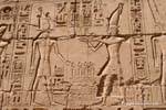 Offerta di scena sphynx Horus dal re, sollievo, tempio di Karnak, Egitto.